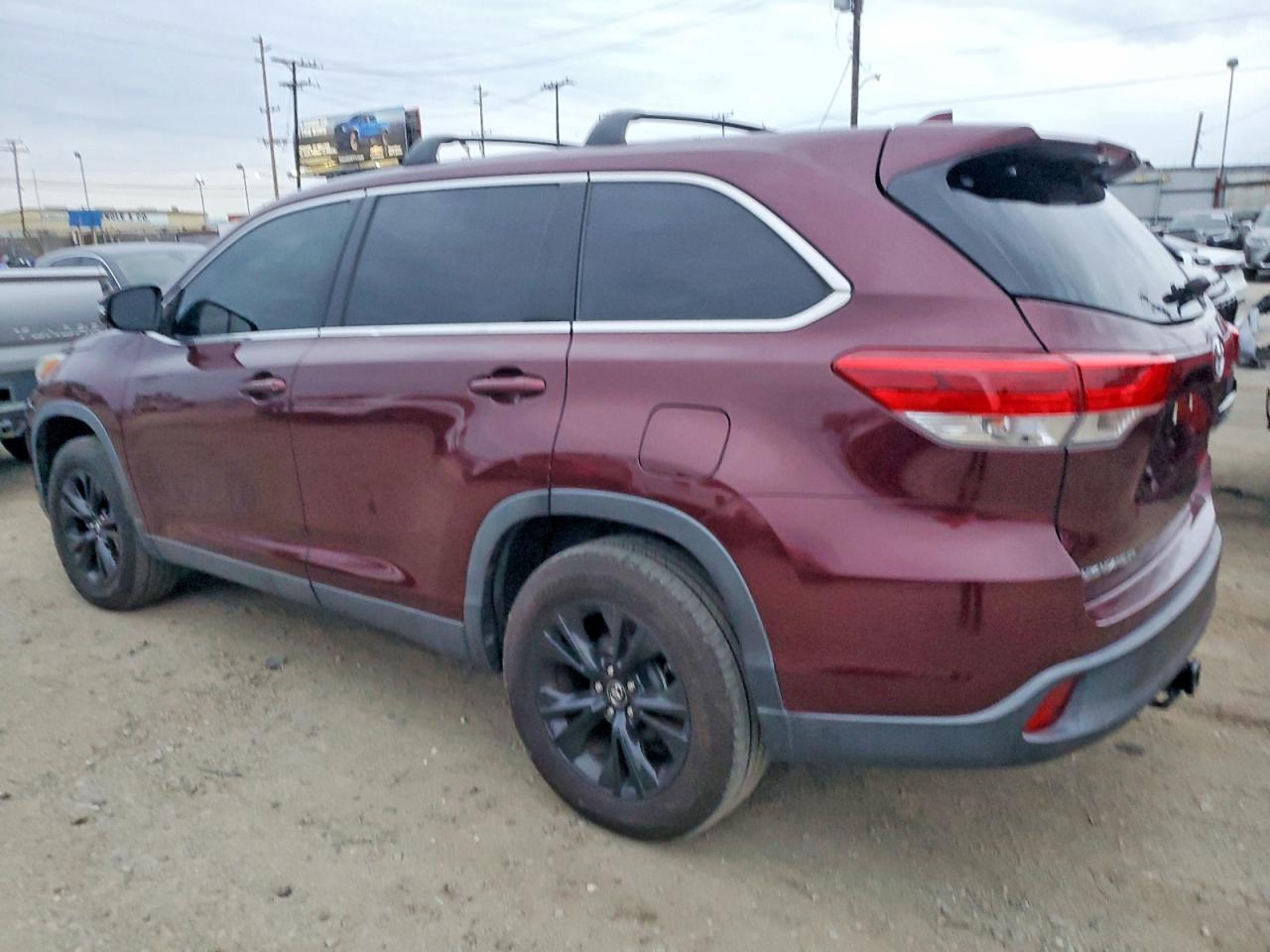 2019 TOYOTA HIGHLANDER LE photo 2