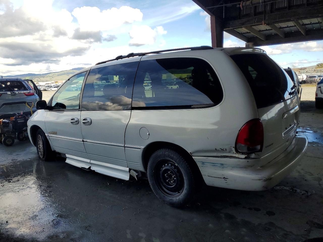 1998 CHRYSLER TOWN & COUNTRY LXI photo 2