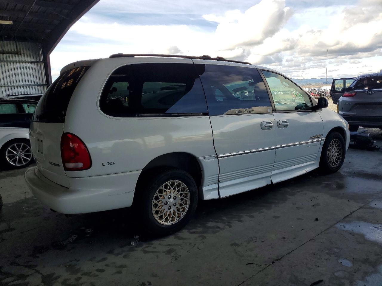 1998 CHRYSLER TOWN & COUNTRY LXI photo 3