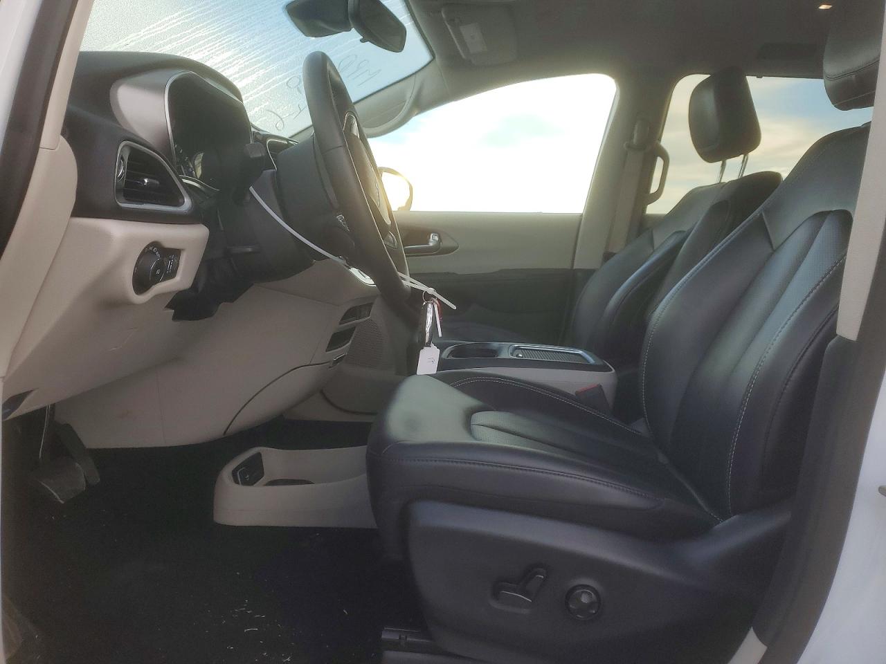 2024 CHRYSLER PACIFICA TOURING L photo 7