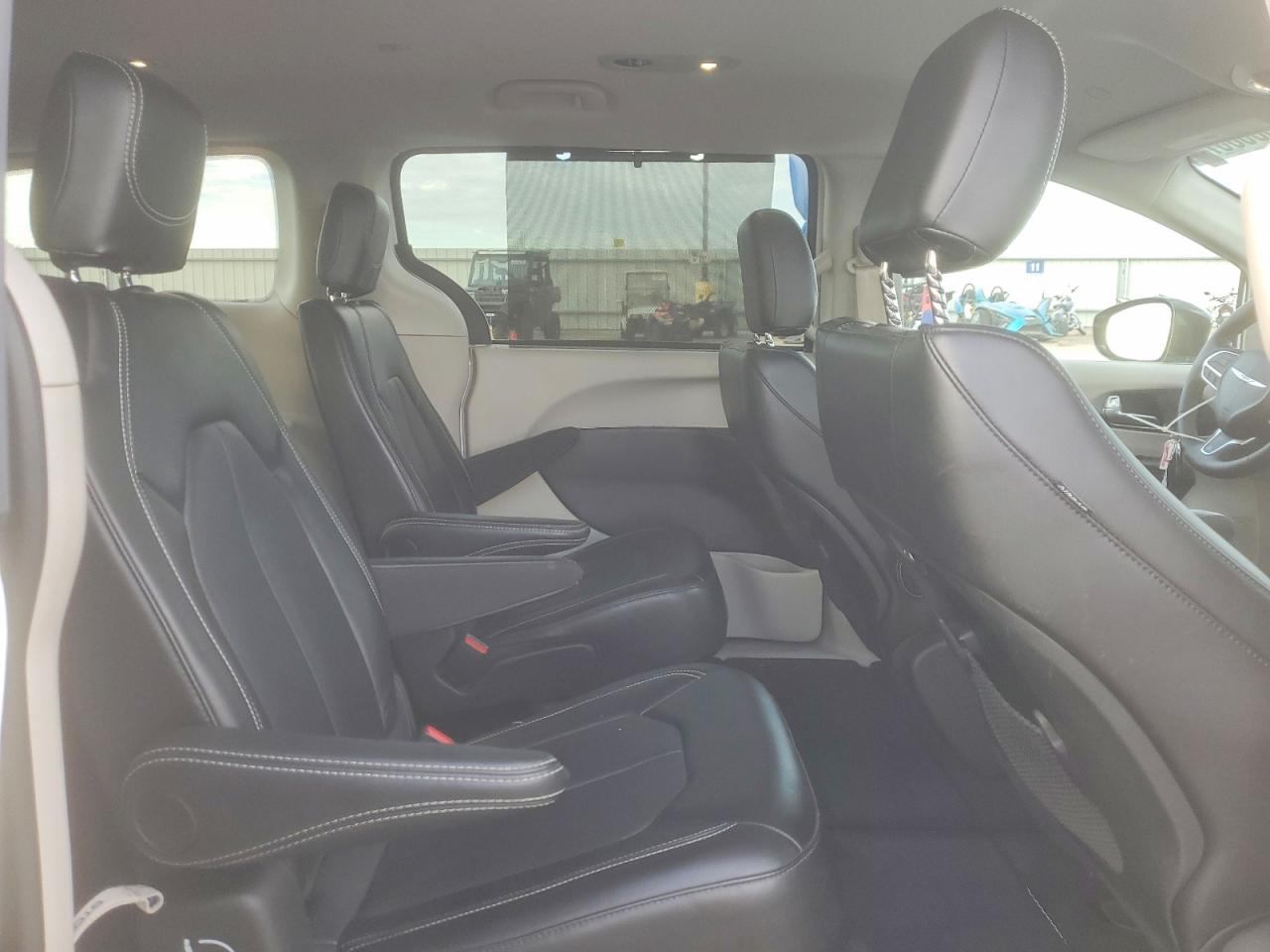 2024 CHRYSLER PACIFICA TOURING L photo 11