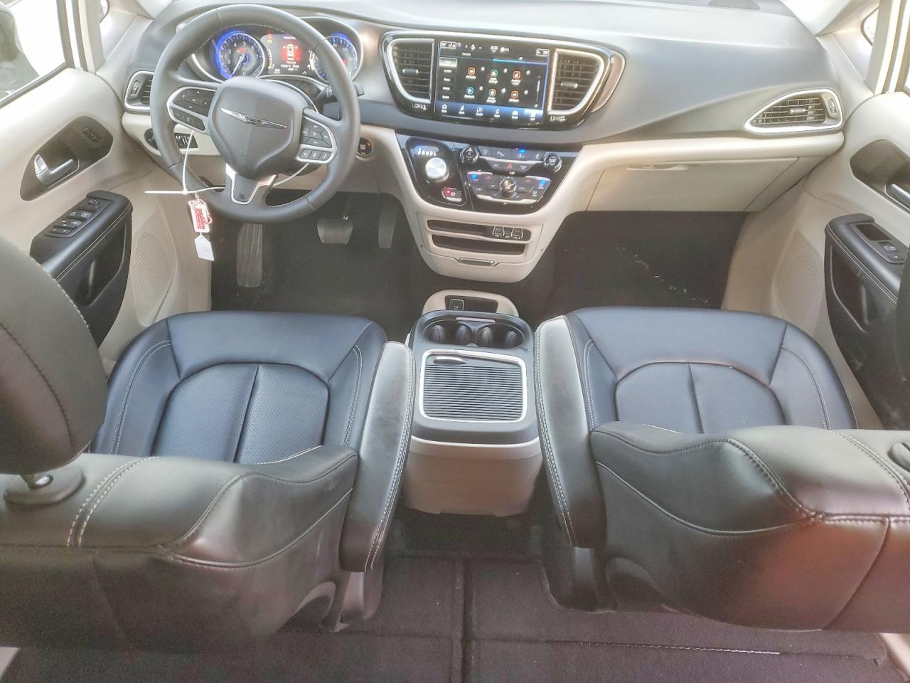 2024 CHRYSLER PACIFICA TOURING L photo 8