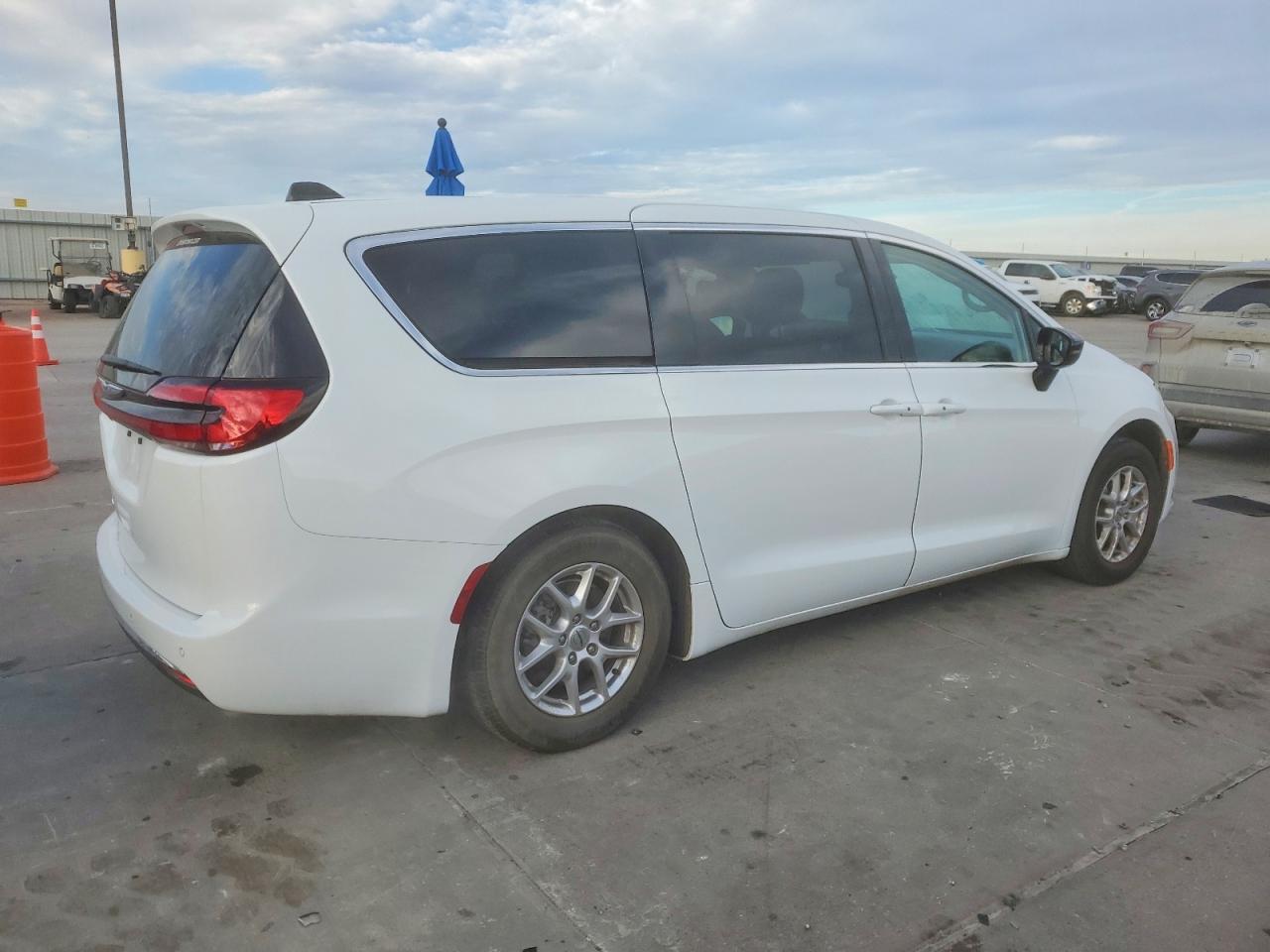 2024 CHRYSLER PACIFICA TOURING L photo 3