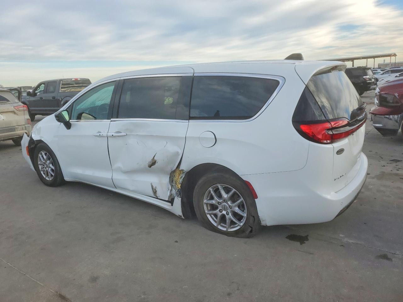 2024 CHRYSLER PACIFICA TOURING L photo 2
