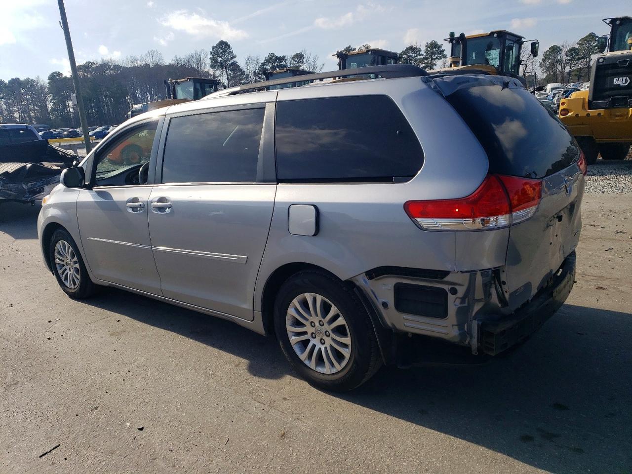 2013 TOYOTA SIENNA XLE 8-PASSENGER photo 2