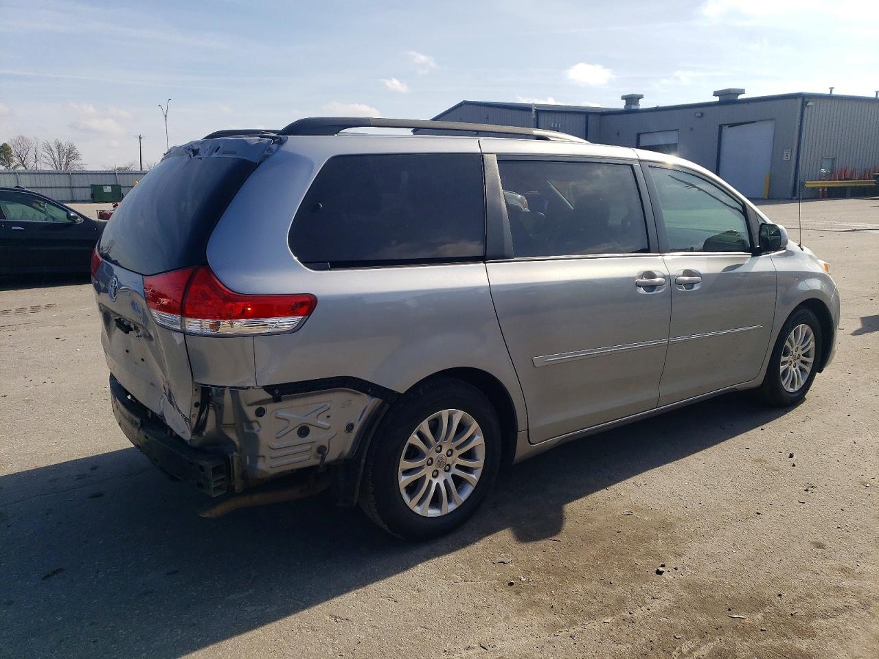 2013 TOYOTA SIENNA XLE 8-PASSENGER photo 3