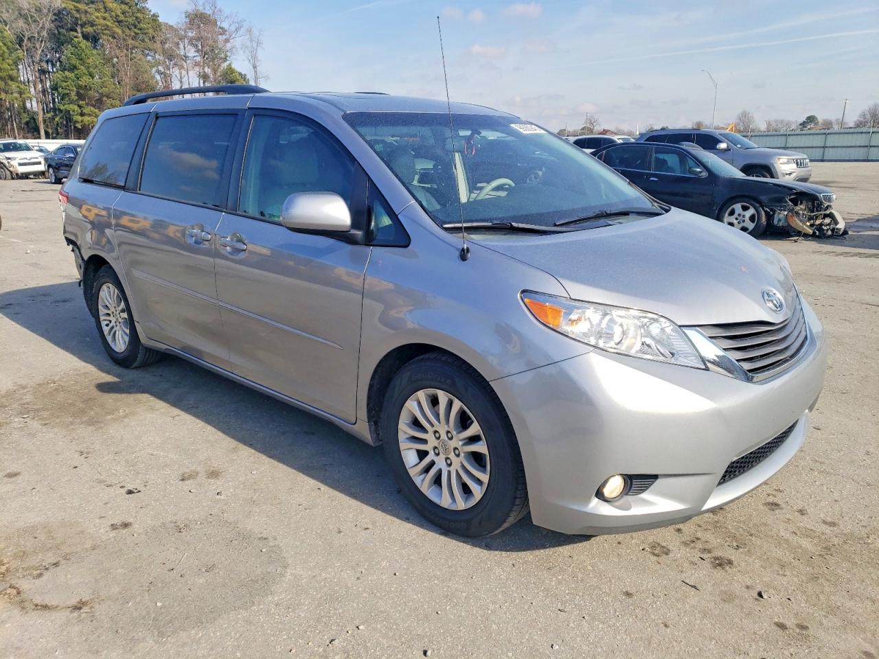 2013 TOYOTA SIENNA XLE 8-PASSENGER photo 4
