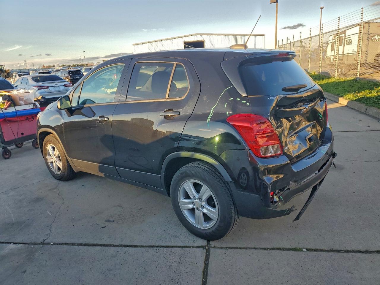 2022 CHEVROLET TRAX LS photo 2
