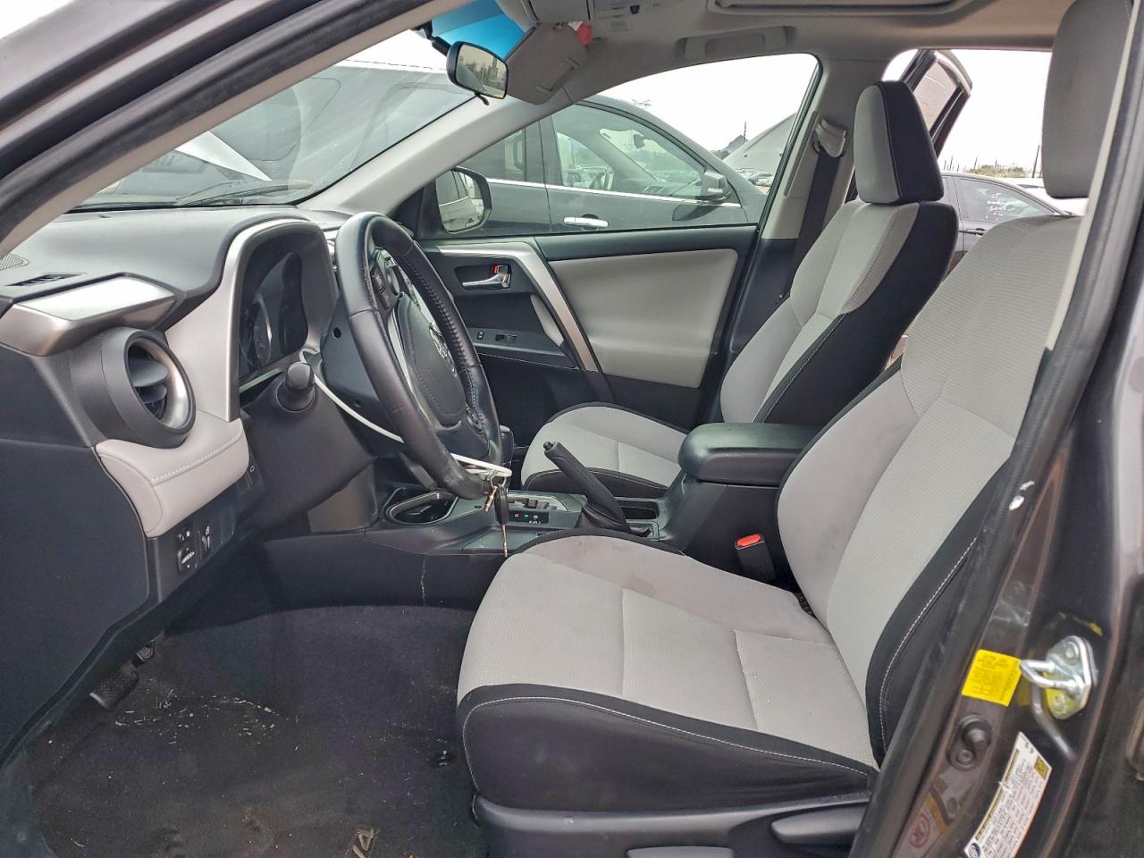 2016 TOYOTA RAV4 XLE photo 7