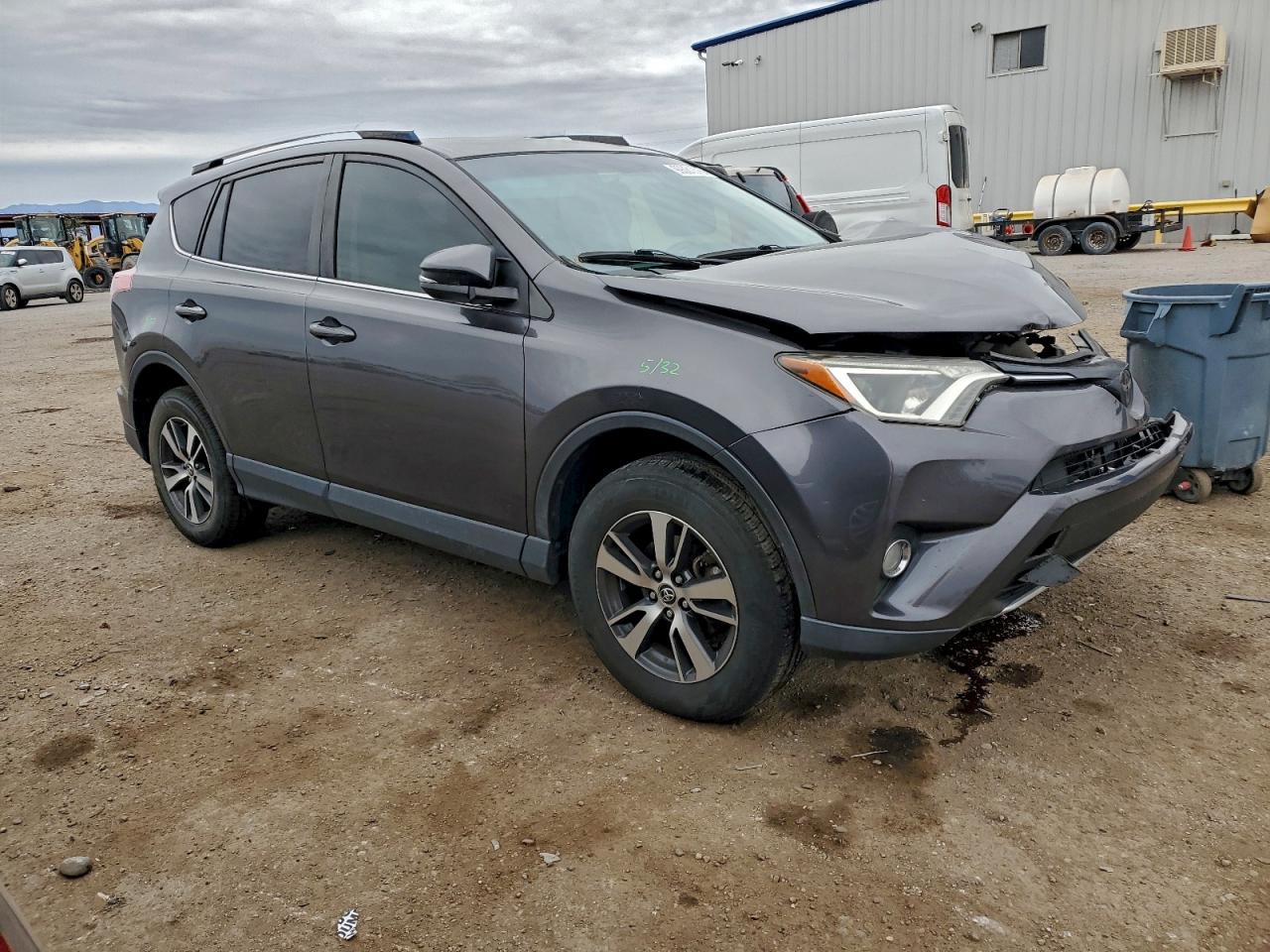 2016 TOYOTA RAV4 XLE photo 4