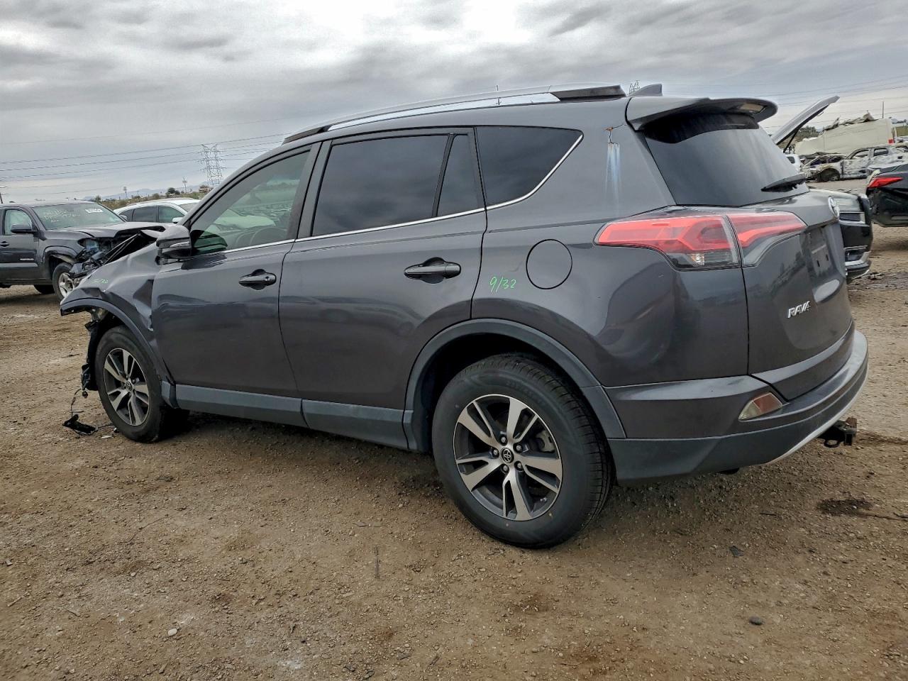 2016 TOYOTA RAV4 XLE photo 2