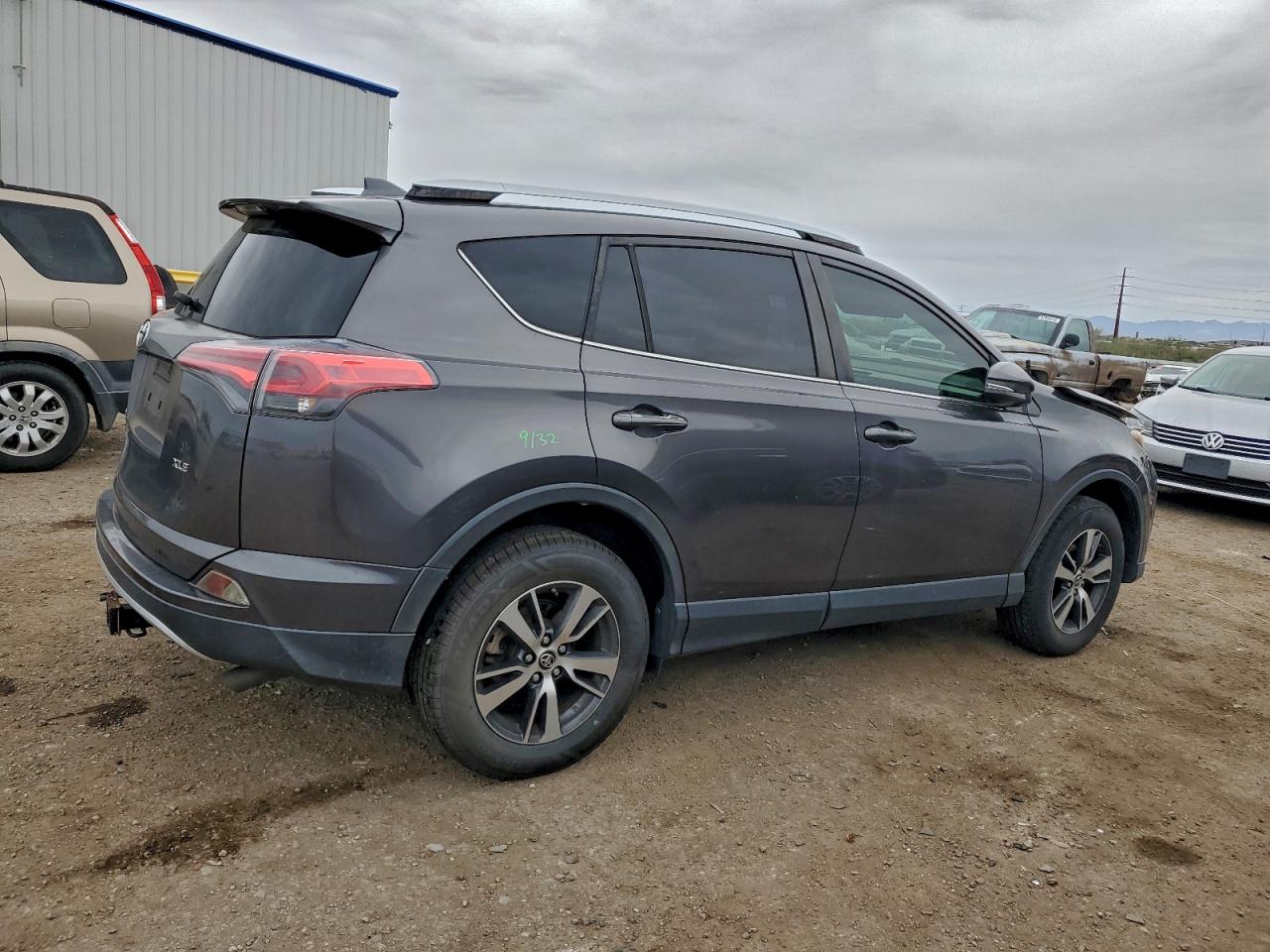 2016 TOYOTA RAV4 XLE photo 3