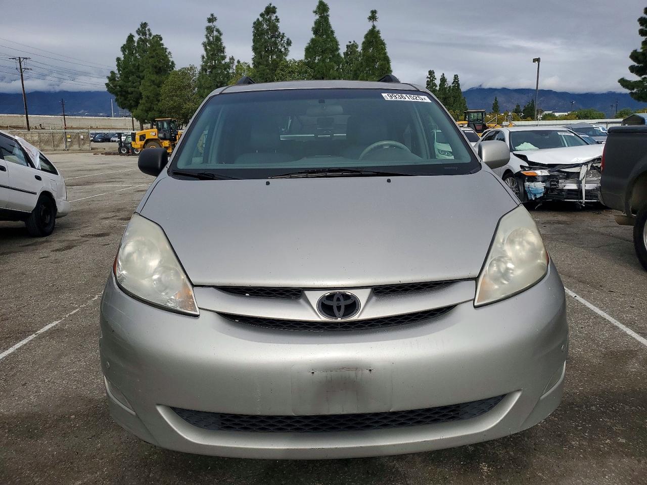2009 TOYOTA SIENNA XLE photo 9