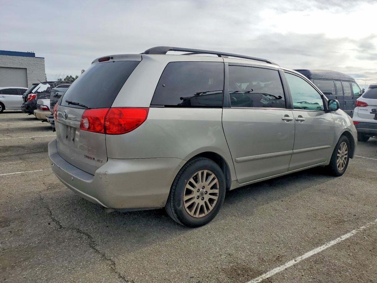 2009 TOYOTA SIENNA XLE photo 5