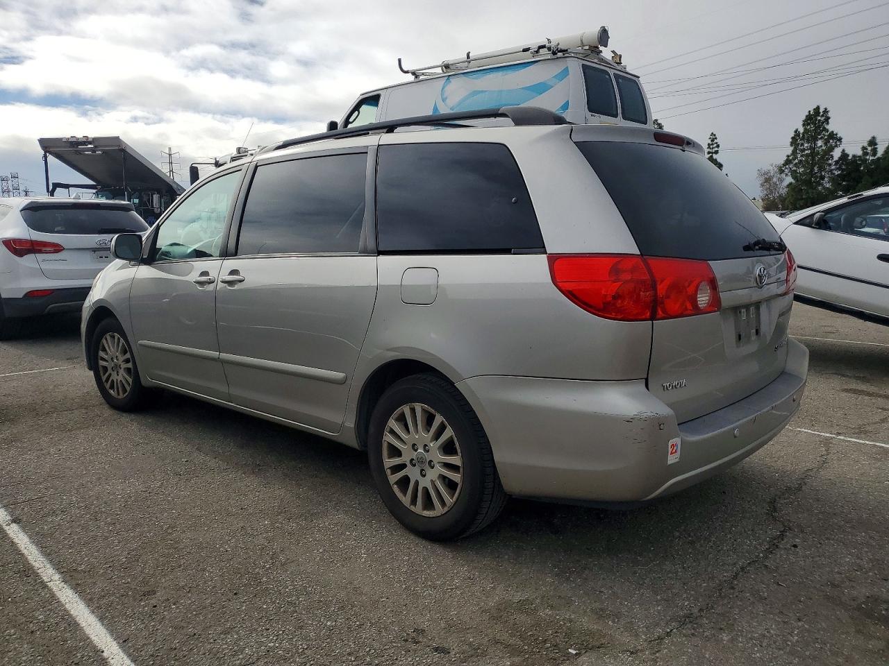 2009 TOYOTA SIENNA XLE photo 3