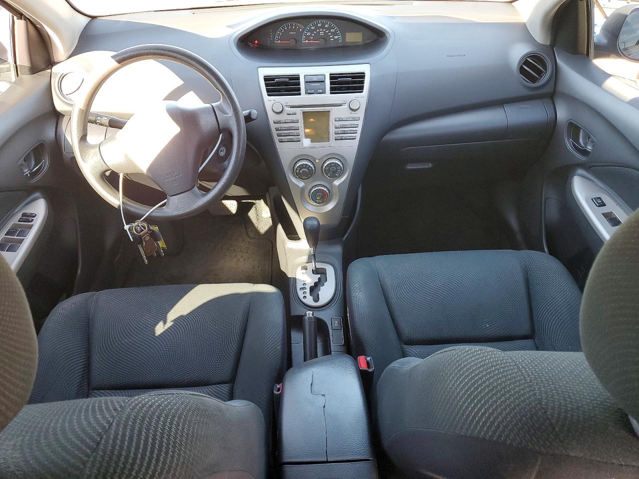 2010 TOYOTA YARIS photo 15