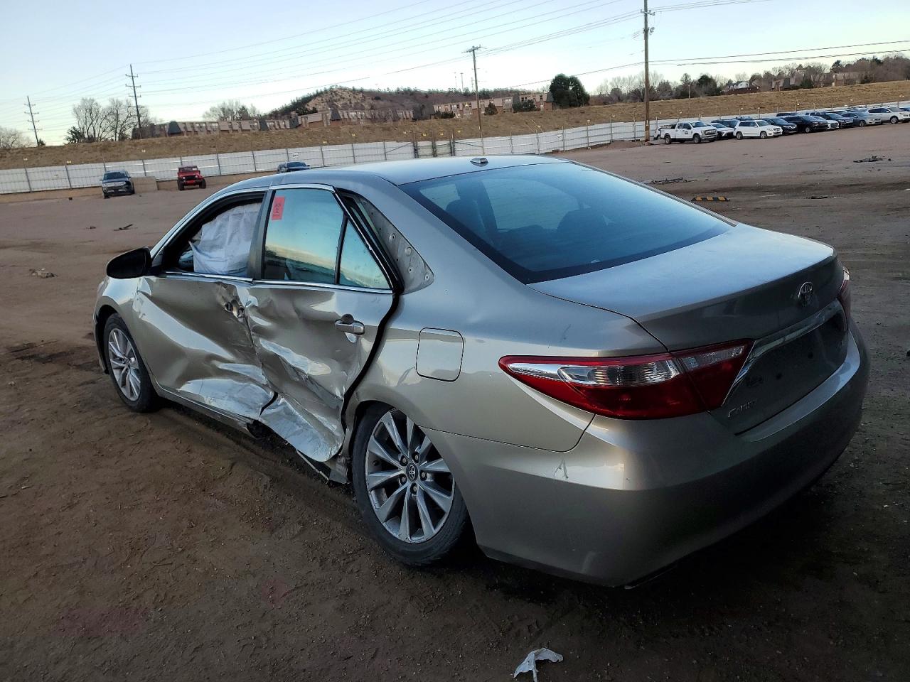 2016 TOYOTA CAMRY LE photo 2