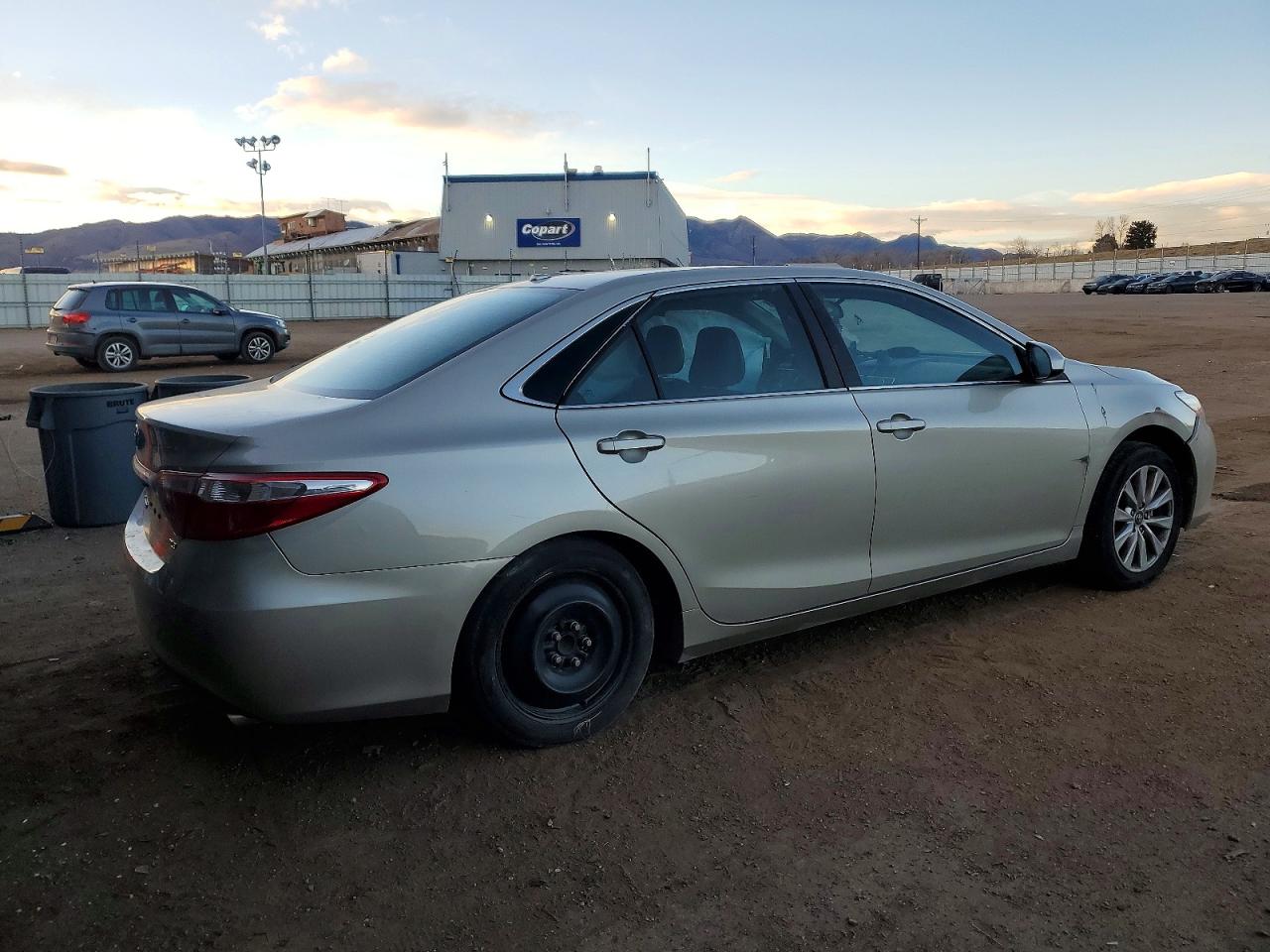 2016 TOYOTA CAMRY LE photo 3
