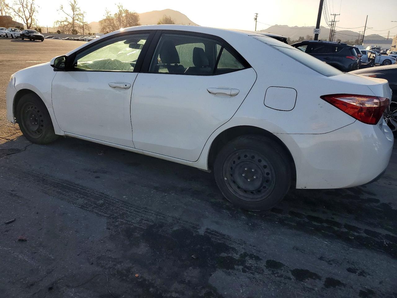 2018 TOYOTA COROLLA L photo 2