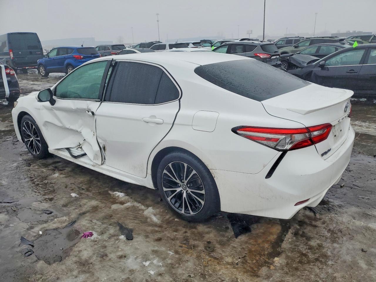 2018 TOYOTA CAMRY L photo 3