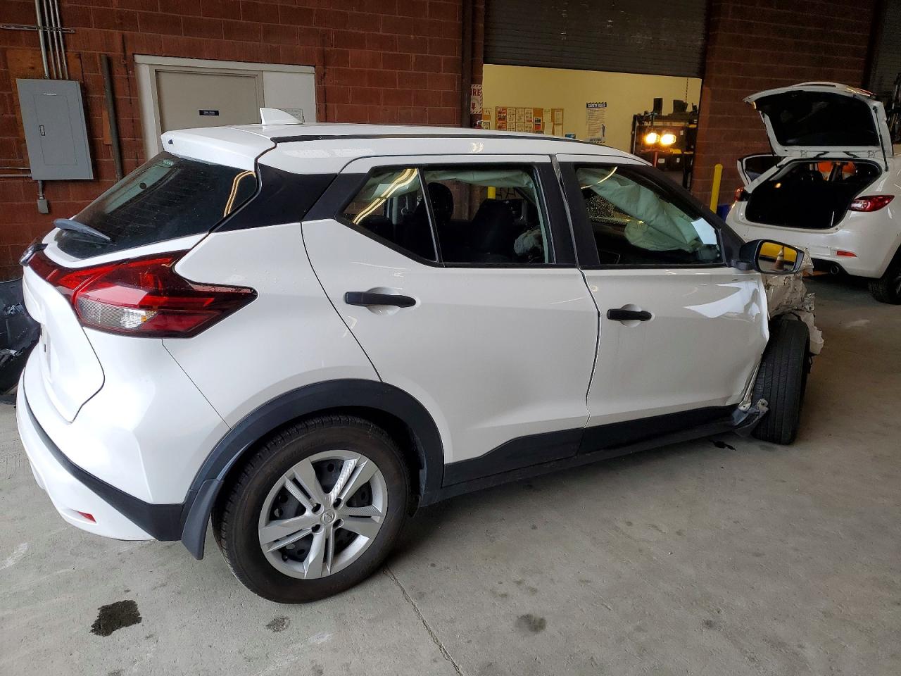 2021 NISSAN KICKS S photo 3