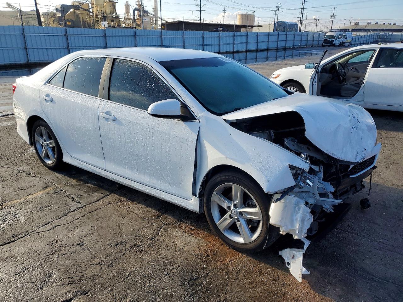 2014 TOYOTA CAMRY L photo 4