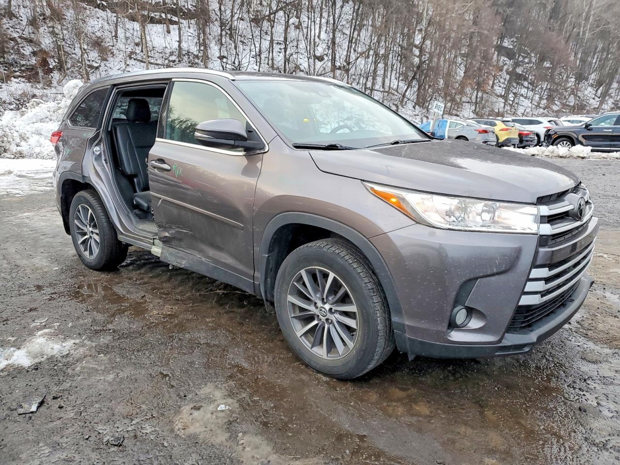 2019 TOYOTA HIGHLANDER SE photo 4