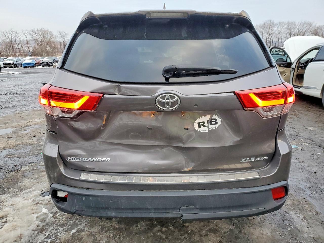 2019 TOYOTA HIGHLANDER SE photo 6