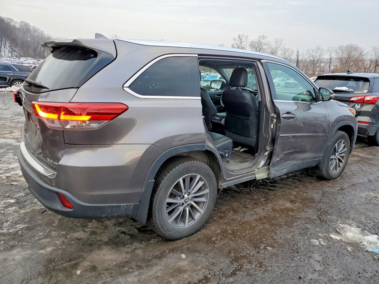 2019 TOYOTA HIGHLANDER SE photo 3