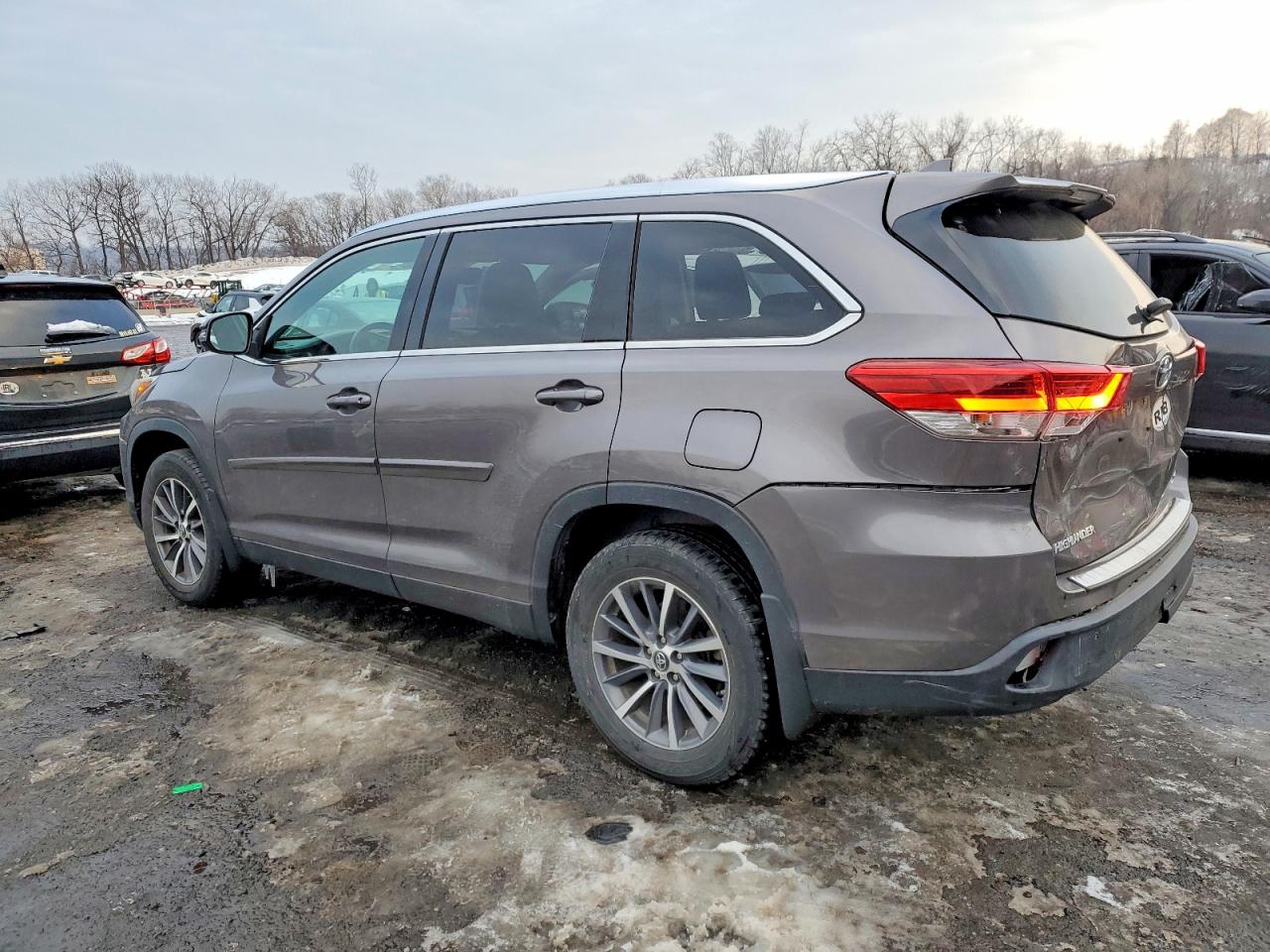 2019 TOYOTA HIGHLANDER SE photo 2