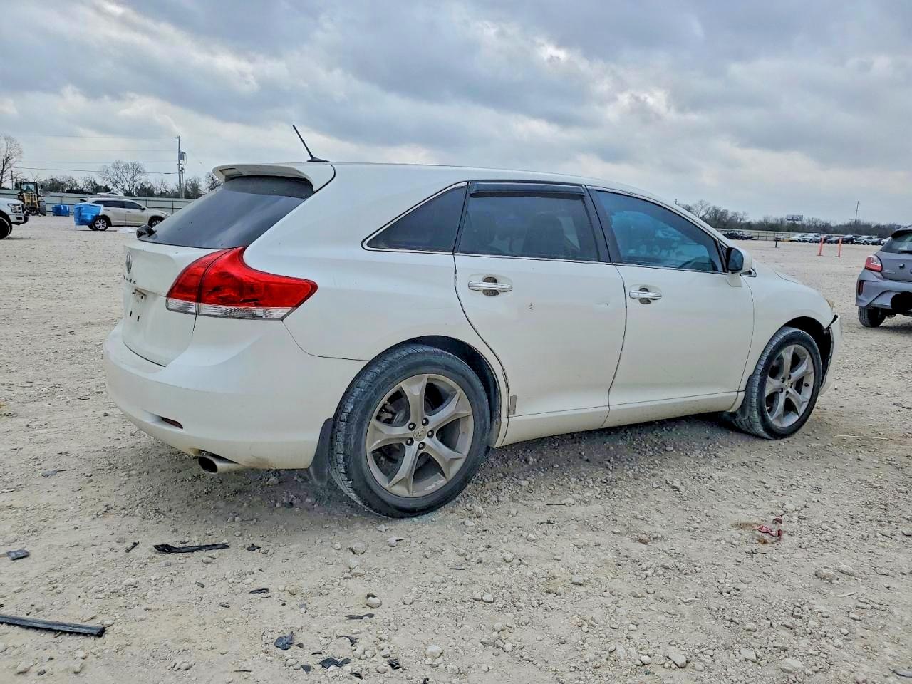2010 TOYOTA VENZA photo 3