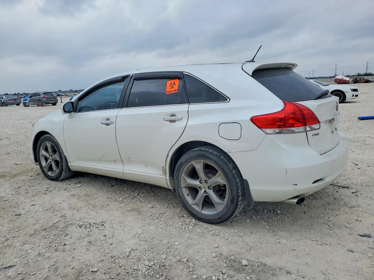 2010 TOYOTA VENZA photo 2