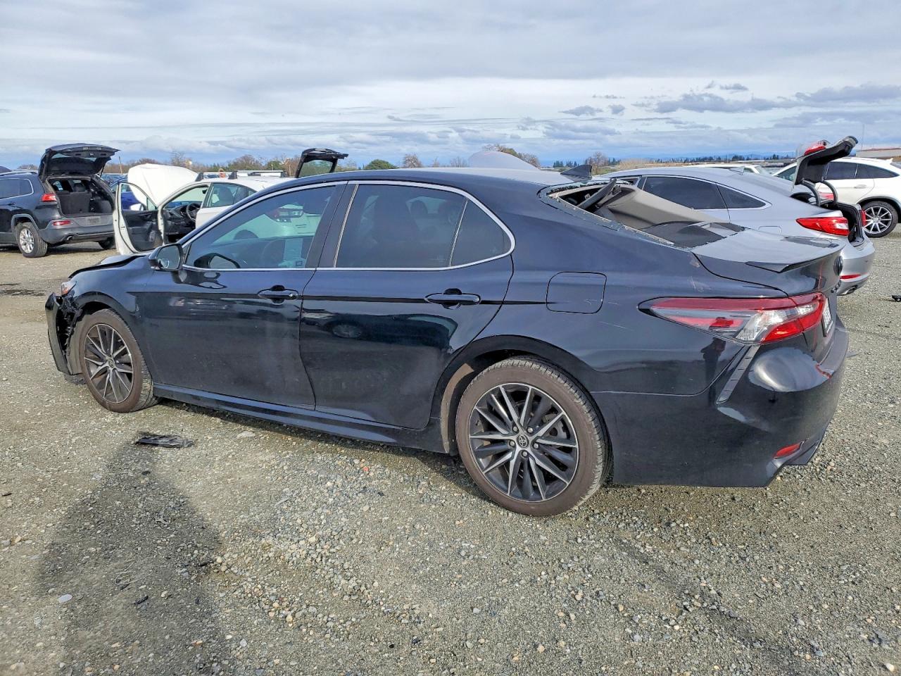 2021 TOYOTA CAMRY SE photo 2