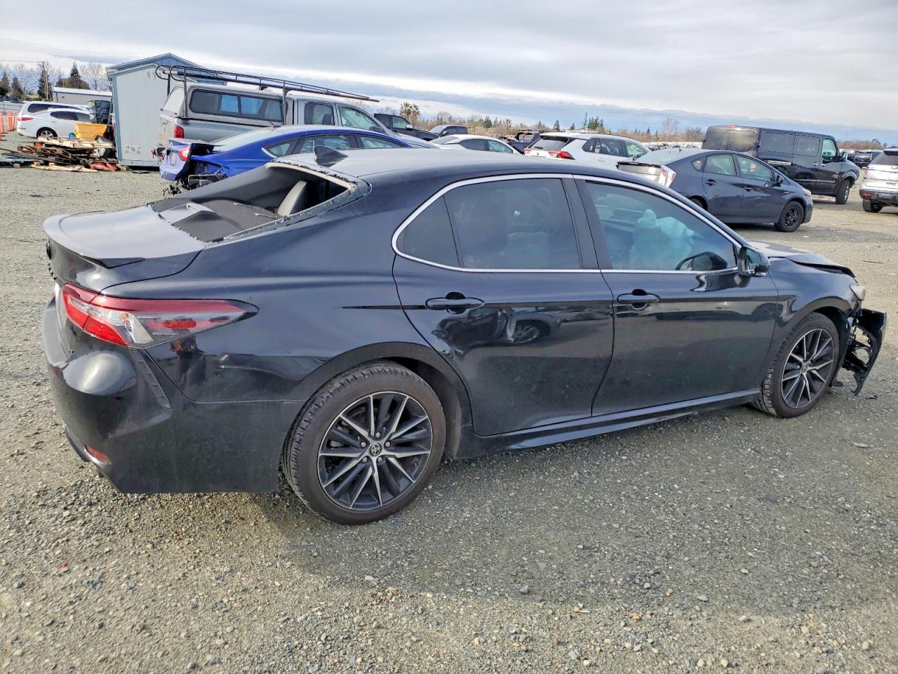 2021 TOYOTA CAMRY SE photo 3