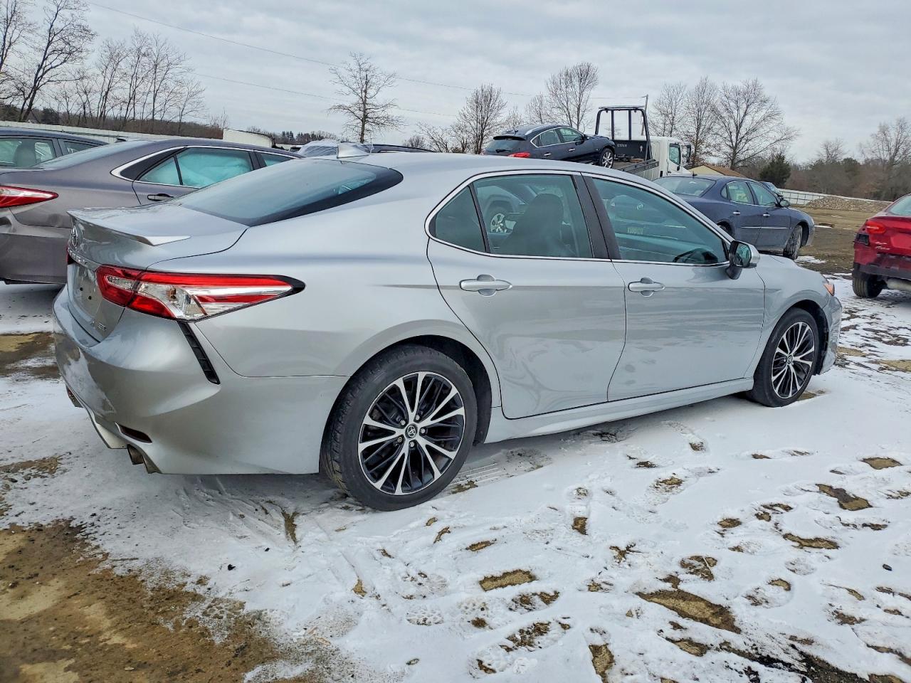 2020 TOYOTA CAMRY SE photo 3