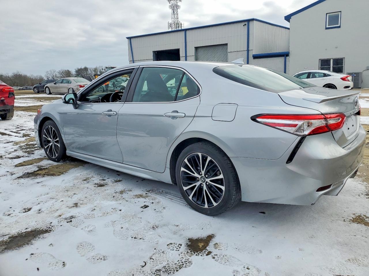 2020 TOYOTA CAMRY SE photo 2