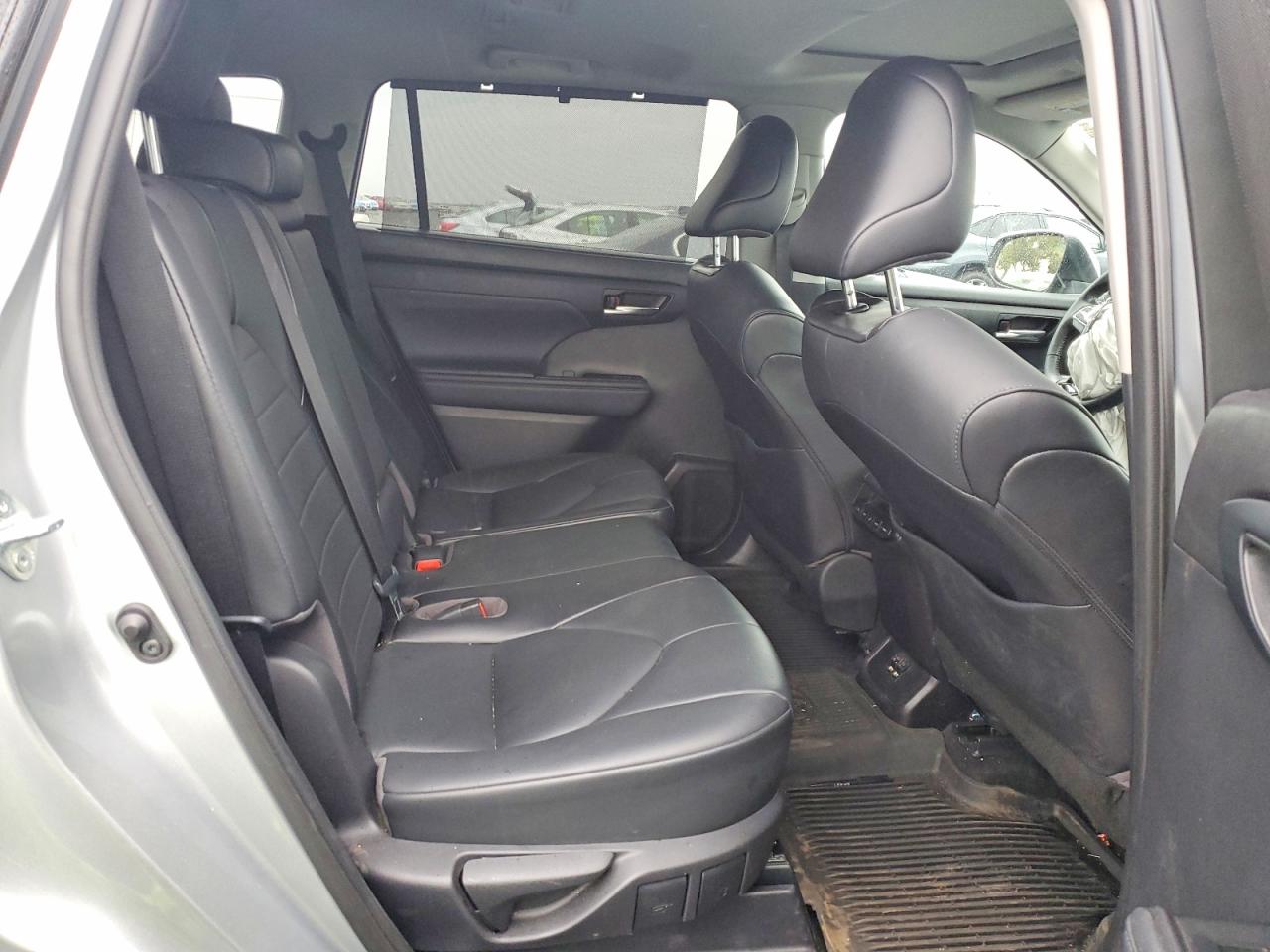 2021 TOYOTA HIGHLANDER XLE photo 11