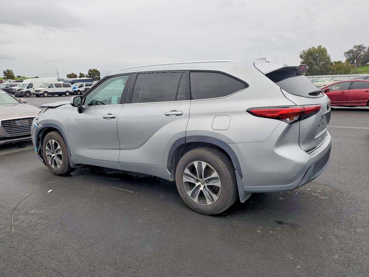 2021 TOYOTA HIGHLANDER XLE photo 2