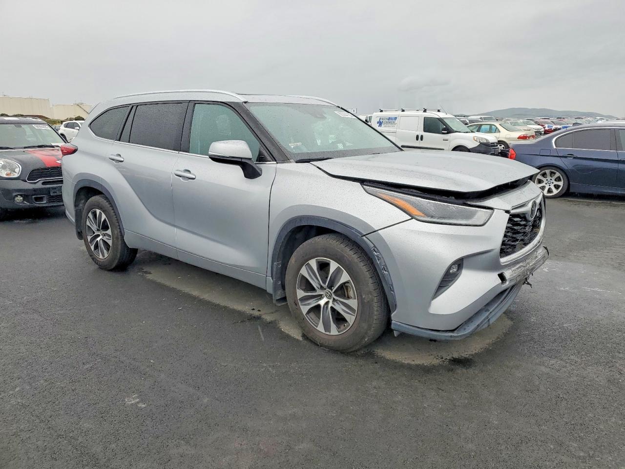 2021 TOYOTA HIGHLANDER XLE photo 4