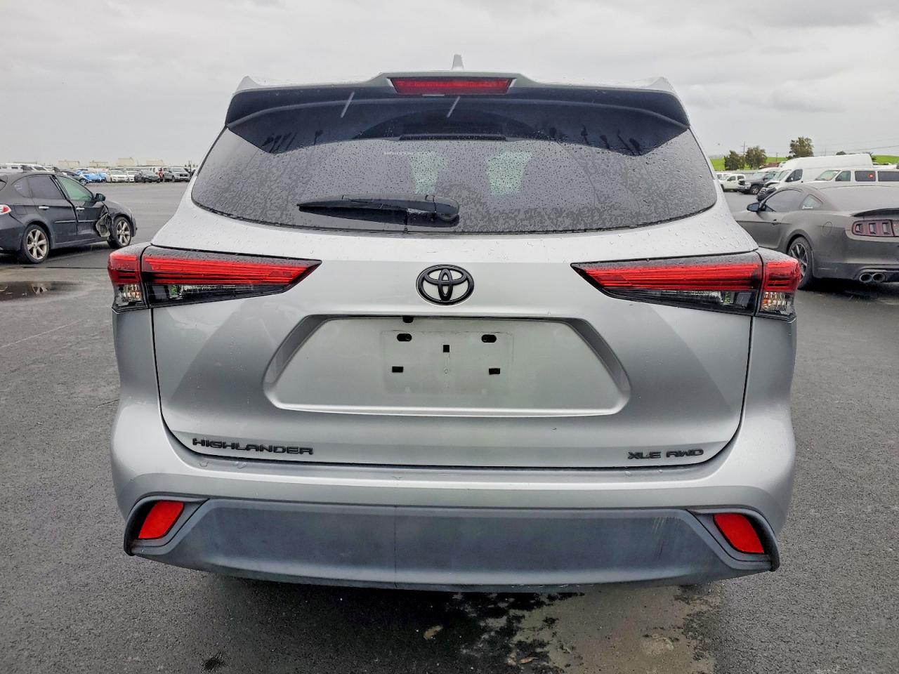 2021 TOYOTA HIGHLANDER XLE photo 6