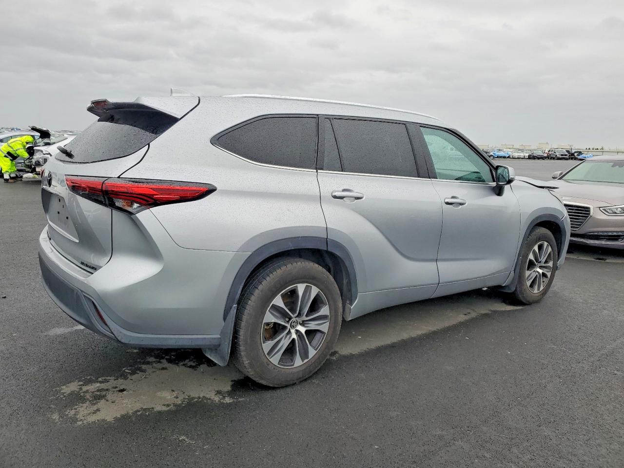 2021 TOYOTA HIGHLANDER XLE photo 3