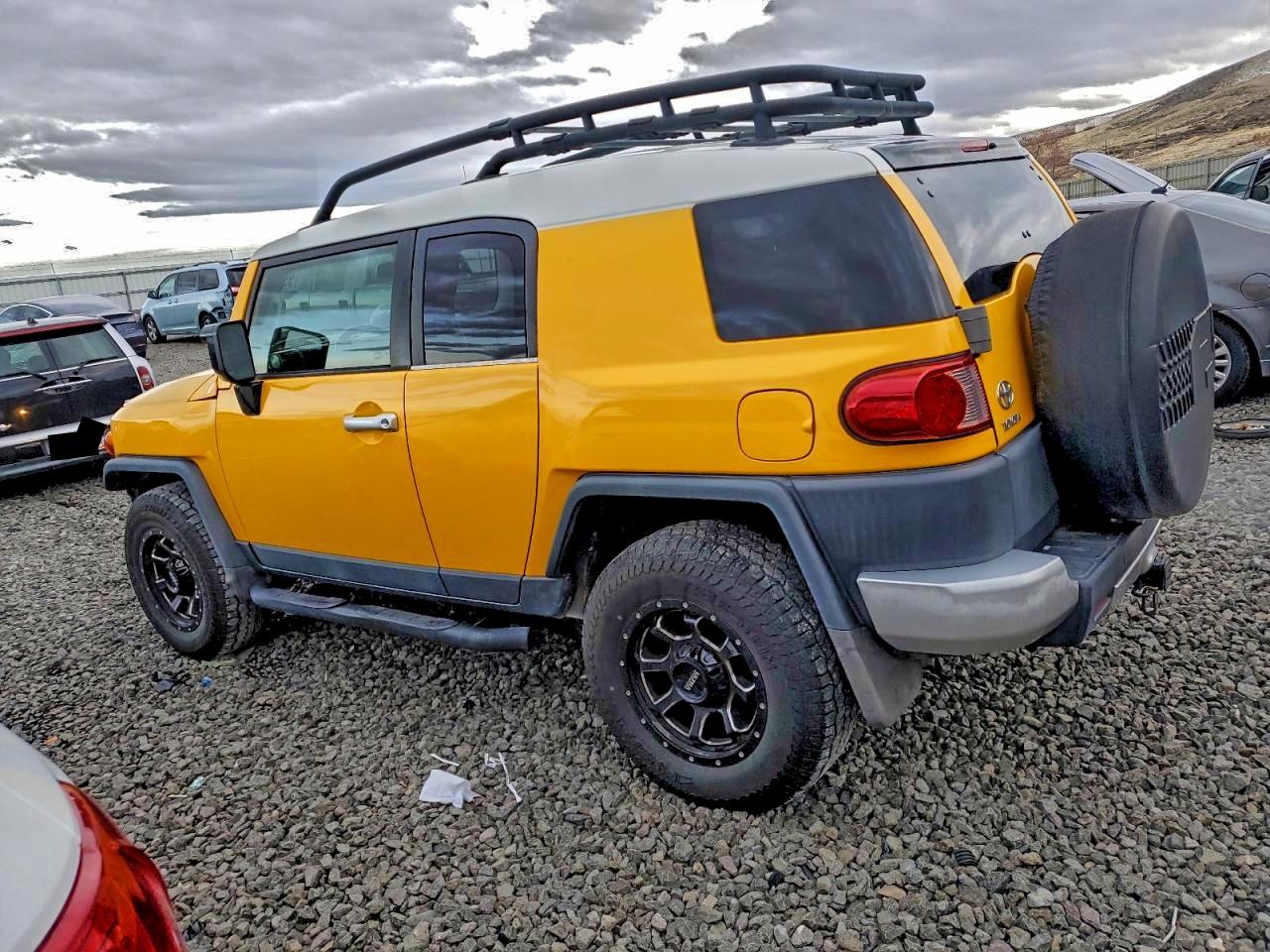 2007 TOYOTA FJ CRUISER photo 2