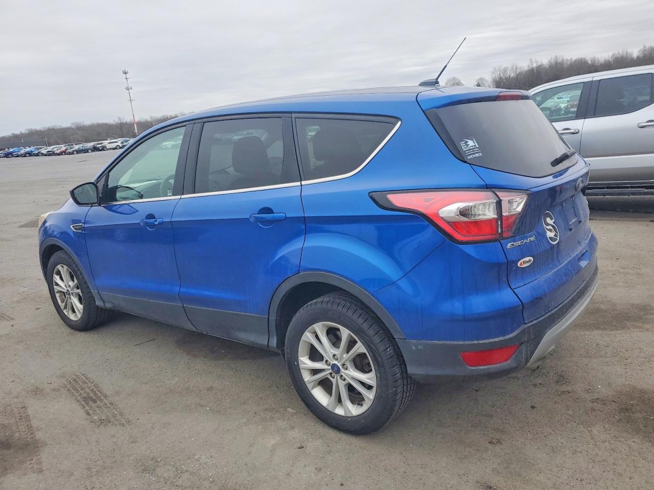 2017 FORD ESCAPE SE photo 2