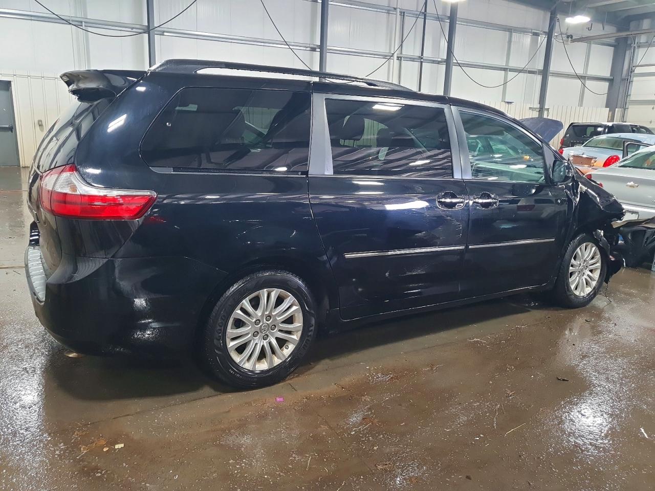 2015 TOYOTA SIENNA XLE photo 5