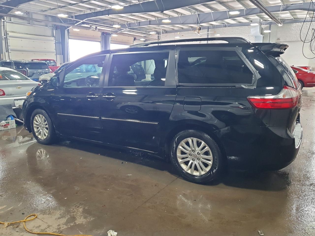 2015 TOYOTA SIENNA XLE photo 3