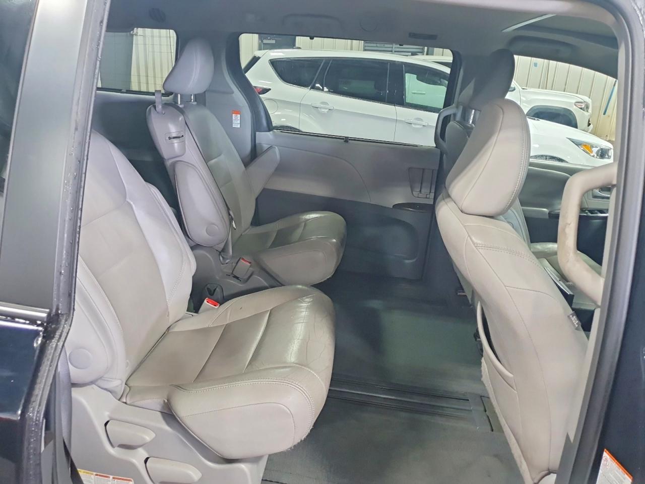 2015 TOYOTA SIENNA XLE photo 21
