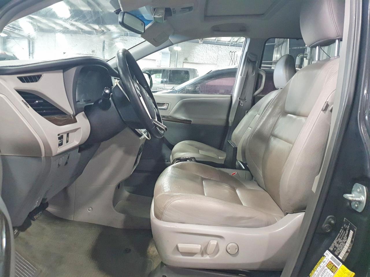 2015 TOYOTA SIENNA XLE photo 13