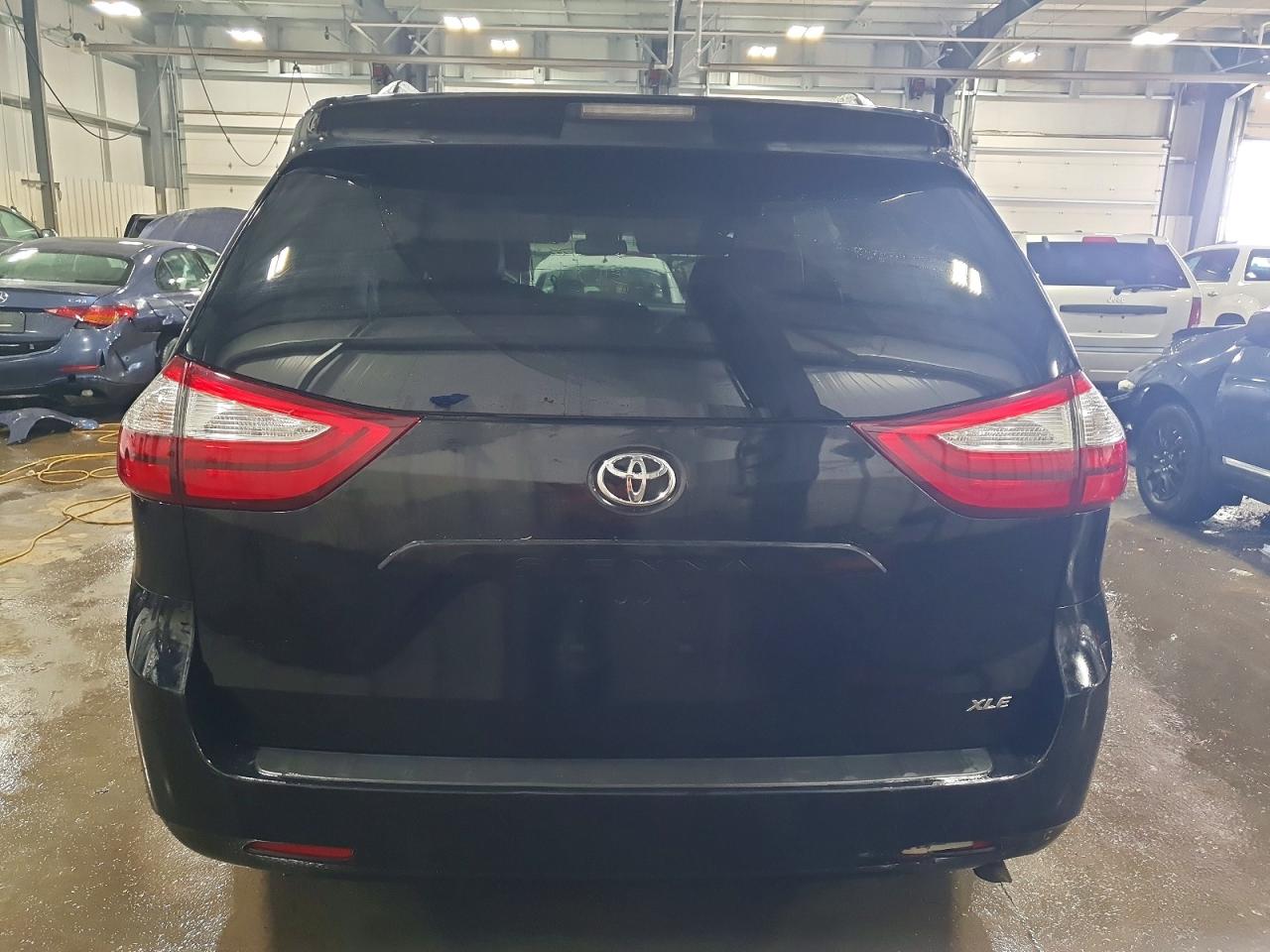 2015 TOYOTA SIENNA XLE photo 11