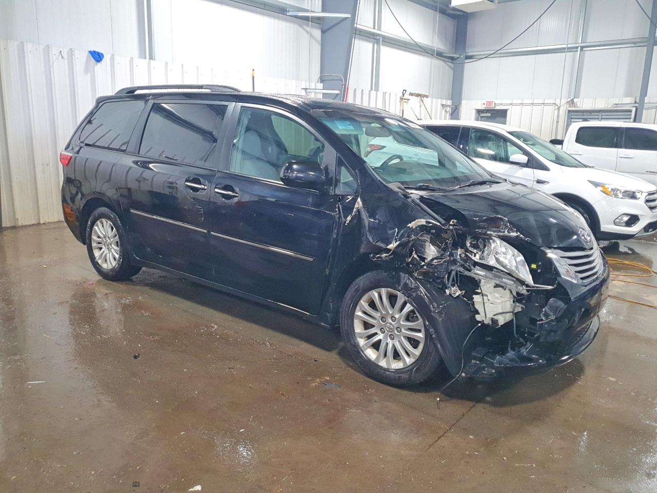 2015 TOYOTA SIENNA XLE photo 7