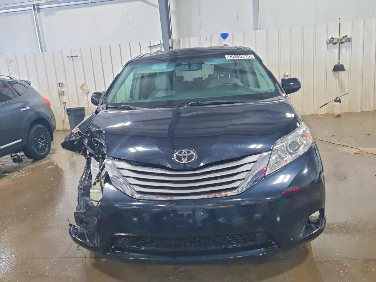 2015 TOYOTA SIENNA XLE photo 9